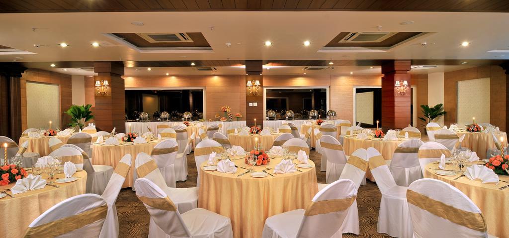 Fortune Jp Palace, Mysore - Member Itc Hotels' Group Zewnętrze zdjęcie The Royal, a banquet hall at the hotel